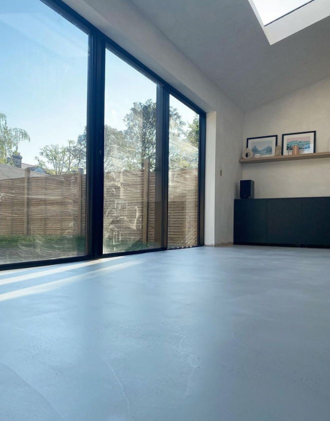 Mikrocement gulv København Sjælland – moderne lyst interiør med betonlook finish.