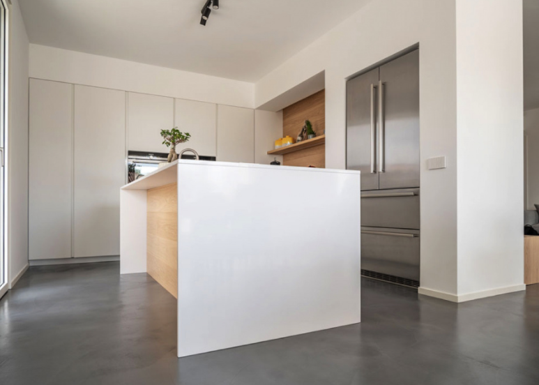 Mikrocement gulv i køkken København Sjælland – moderne hvid køkkenø og minimalistisk design.